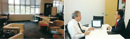 IA 사무공간(왼쪽)과 관계자 미팅 장면. KOTRA 제공